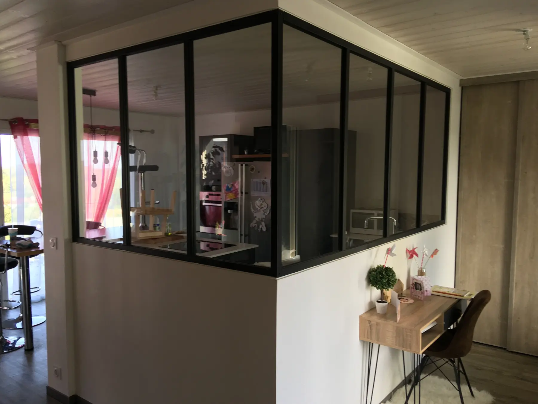 Verrière d’angle dans une cuisine Verrière d’angle en aluminium noir intégrée dans une cuisine